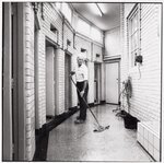 Met badmeester Assen.
<br/>
Doriann Kransberg, Beeldbank Stadsarchief, mei 1984